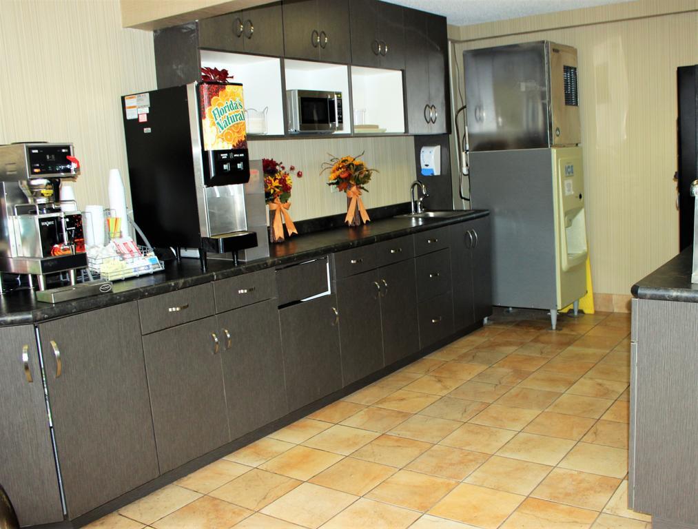 Super 8 By Wyndham Grand Forks Hotel Buitenkant foto