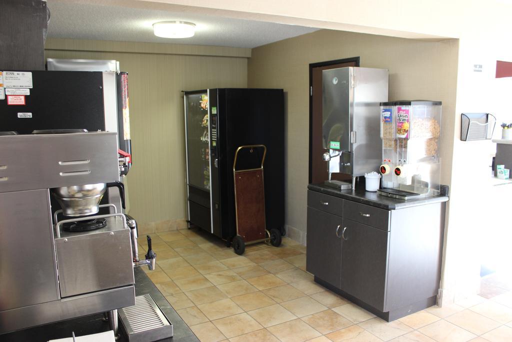 Super 8 By Wyndham Grand Forks Hotel Buitenkant foto