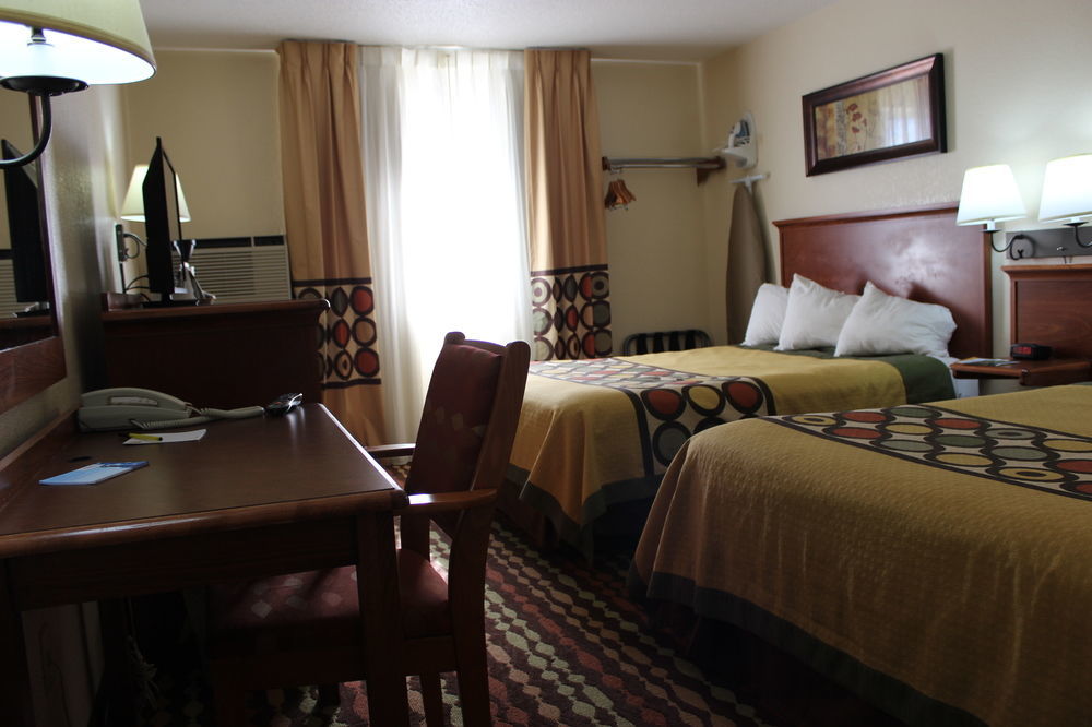 Super 8 By Wyndham Grand Forks Hotel Buitenkant foto