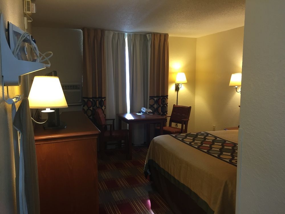 Super 8 By Wyndham Grand Forks Hotel Buitenkant foto