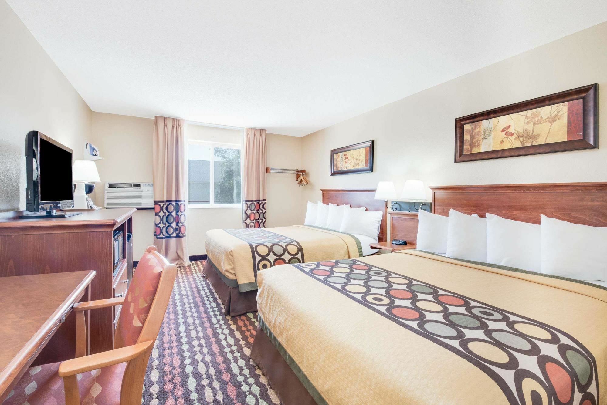 Super 8 By Wyndham Grand Forks Hotel Buitenkant foto